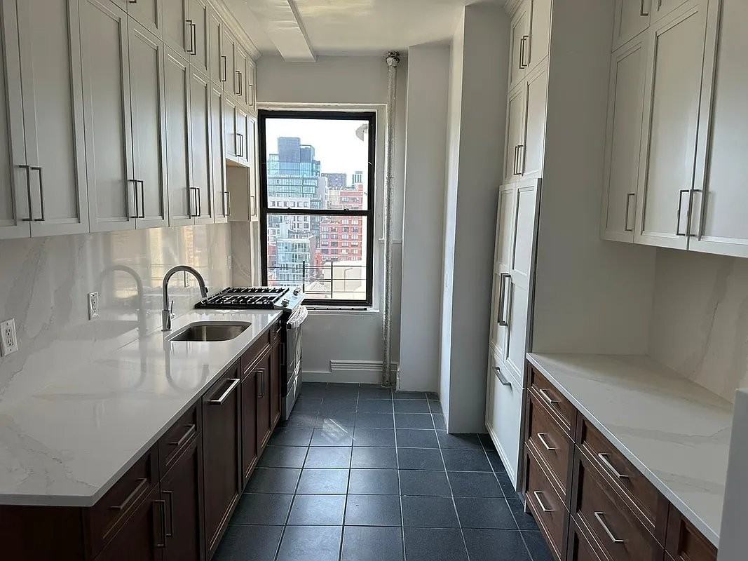 W 98th St #11A - Photo 3 of 5