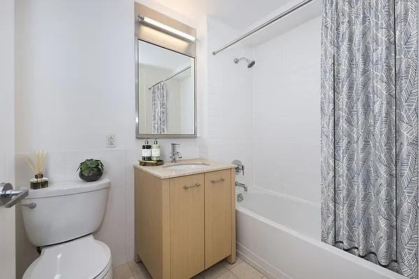 Leonard St #511 - Photo 4 of 5