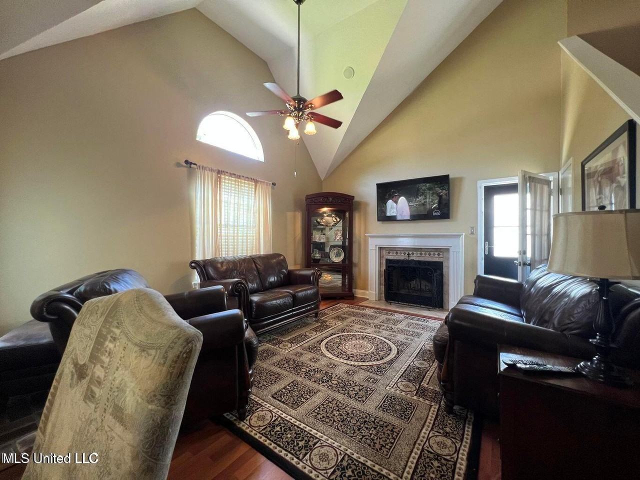 2355 Grants Ferry Dr - Photo 2 of 16