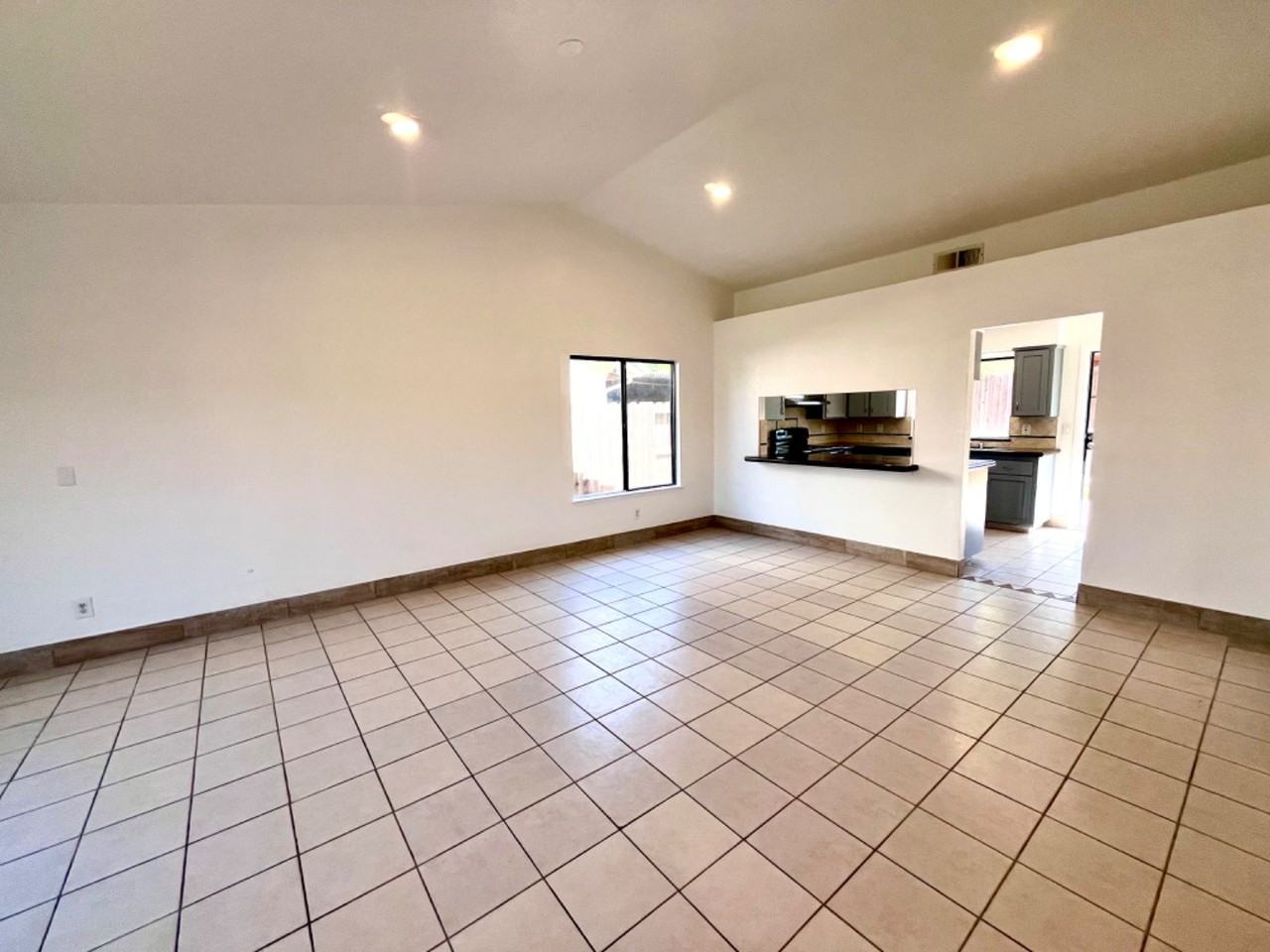 3228 N Hanover Ave - Photo 4 of 12