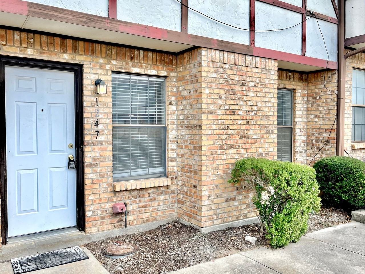 1247 Dallas Dr
