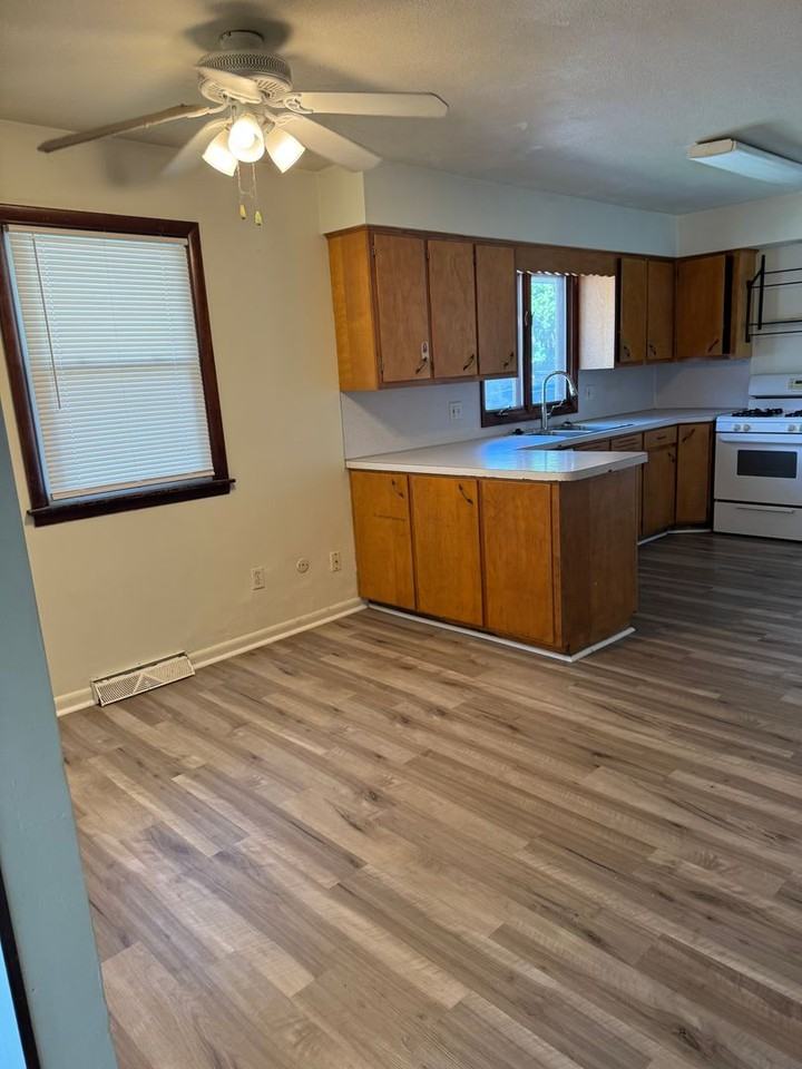 937 Scott Hamilton Ave - Photo 3 of 11