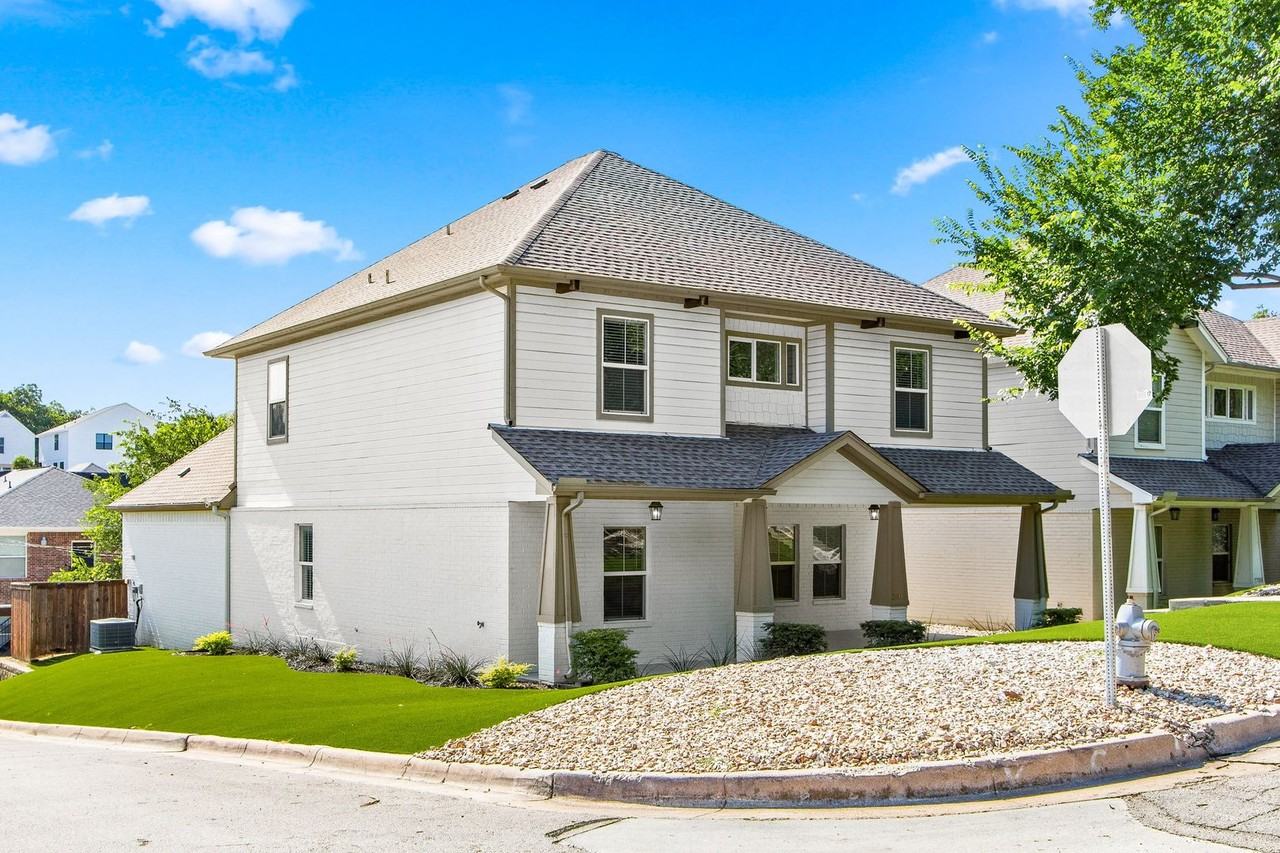 2701 Sandage Ave - Photo 3 of 28