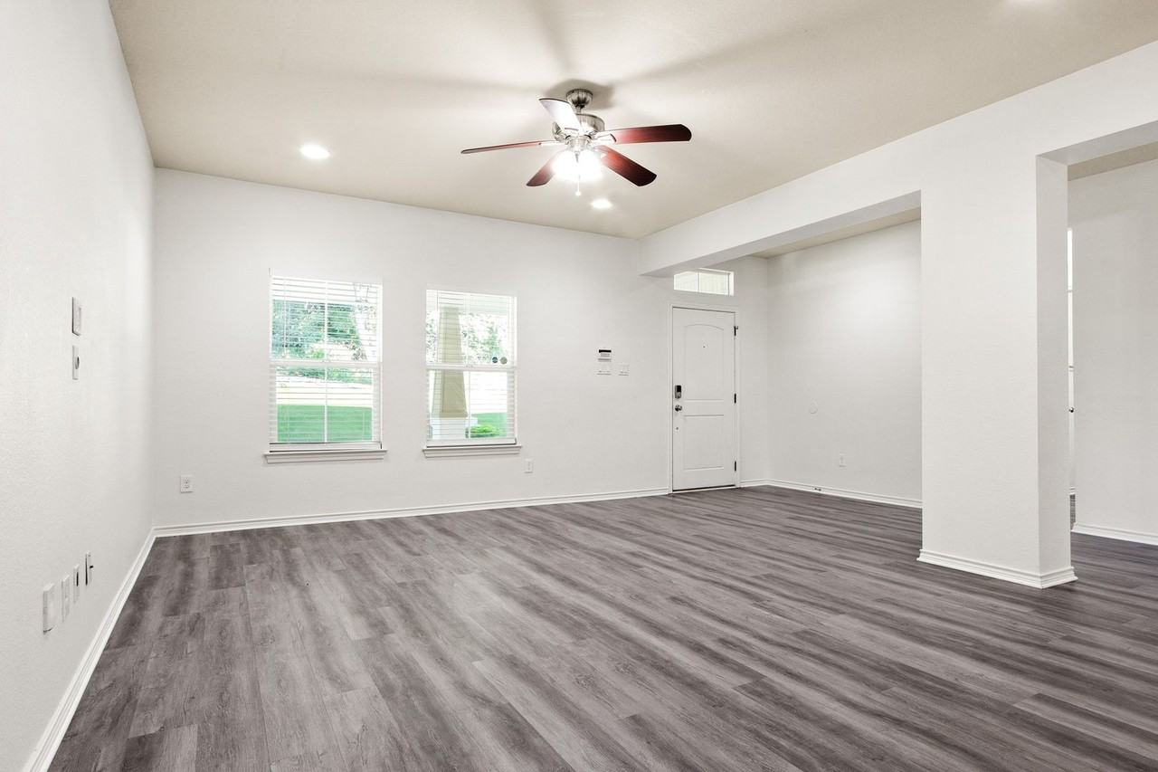 2701 Sandage Ave - Photo 4 of 28