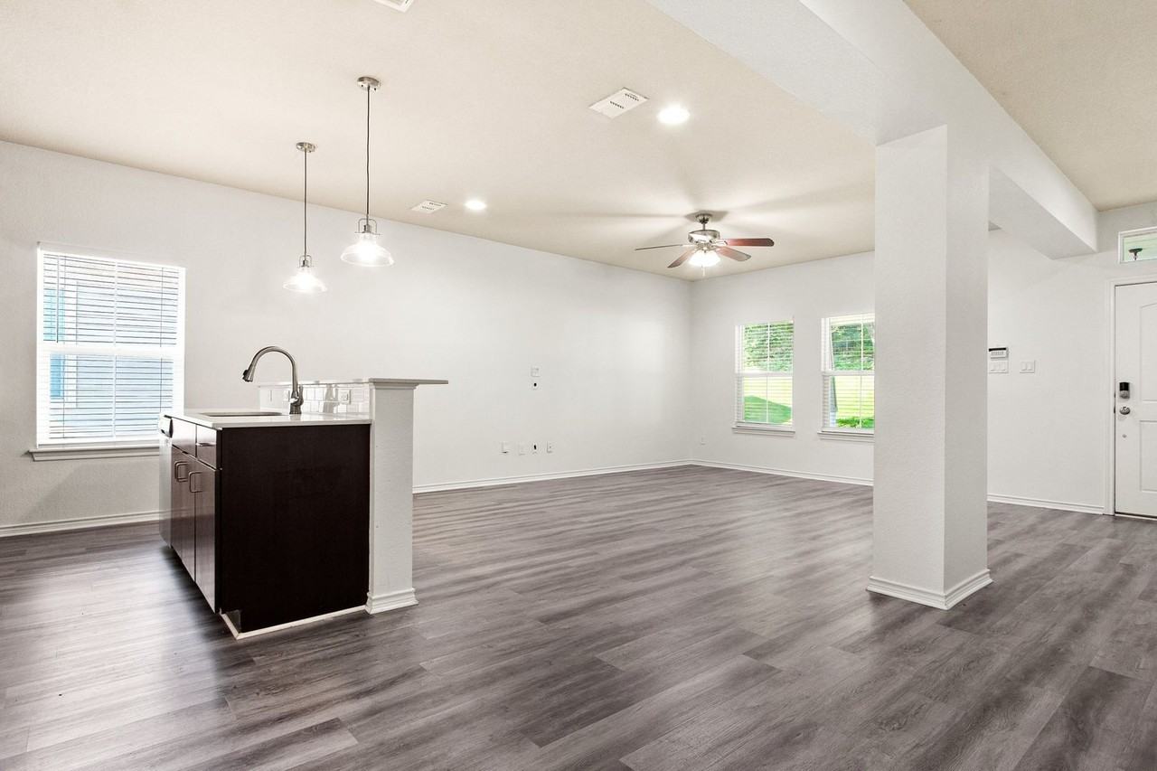 2701 Sandage Ave - Photo 5 of 28