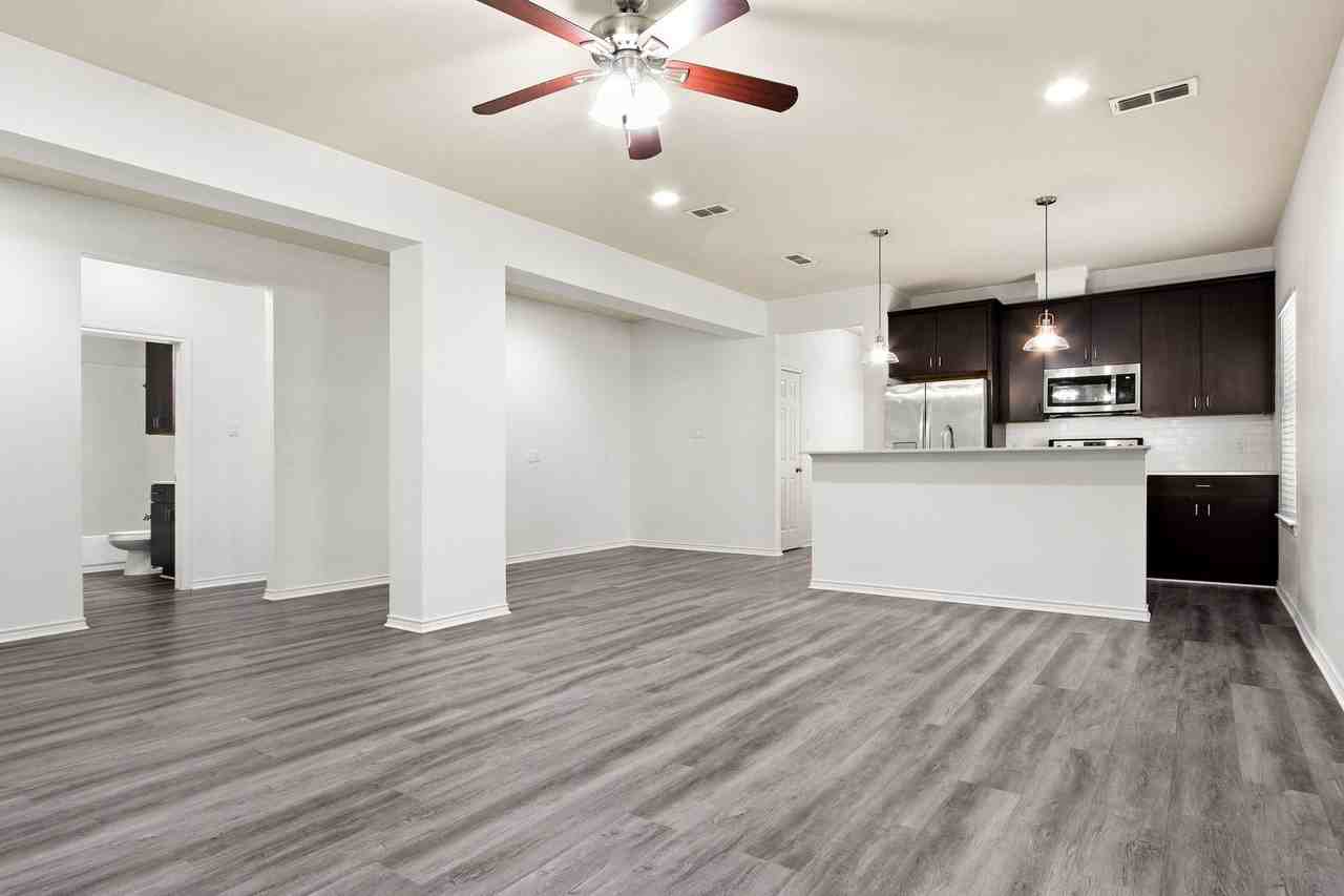 2701 Sandage Ave - Photo 6 of 28