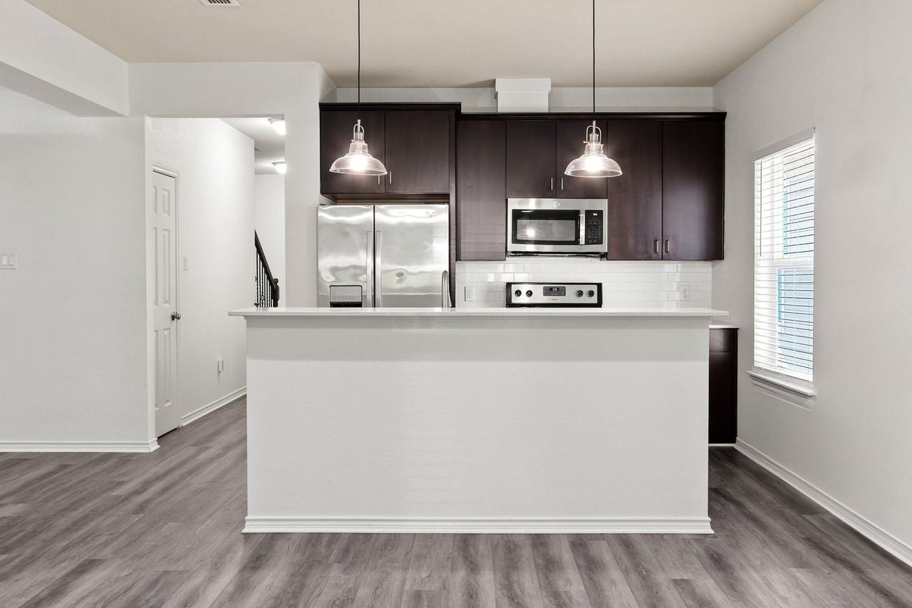 2701 Sandage Ave - Photo 7 of 28