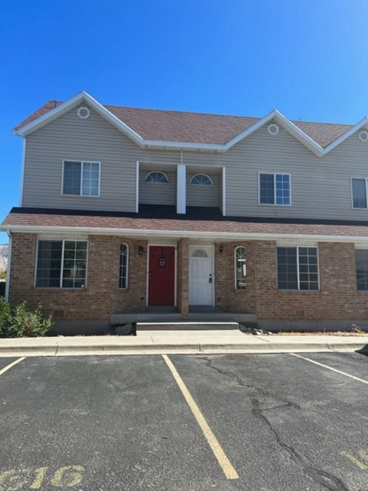 Beautiful town house with central air. - Photo 2 of 14