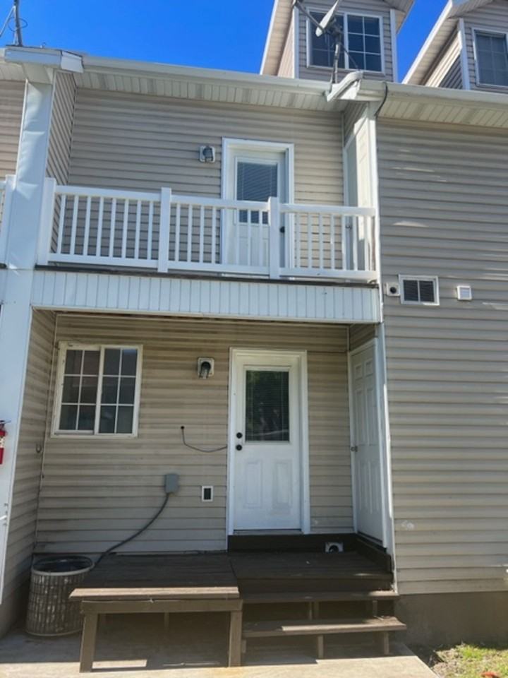 Beautiful town house with central air. - Photo 3 of 14