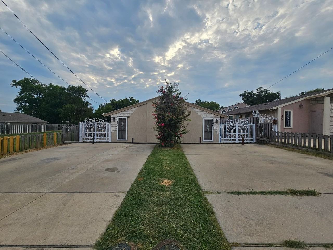 634 Nw 11th St - Photo 2 of 24
