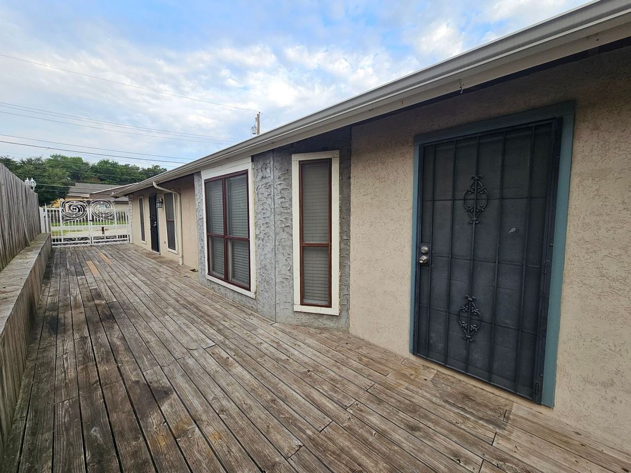 634 Nw 11th St - Photo 3 of 24