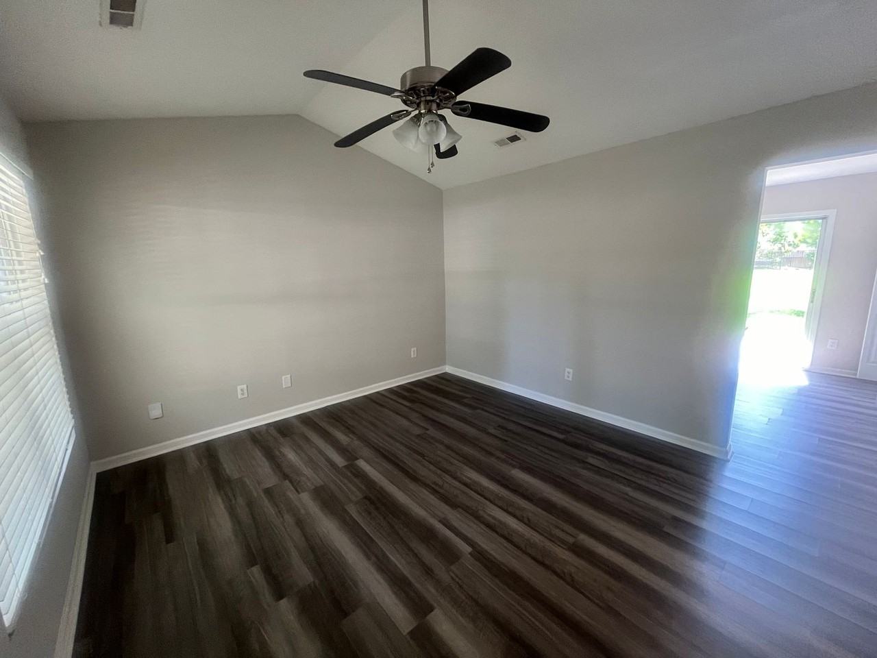 1506 Polk St - Photo 3 of 10