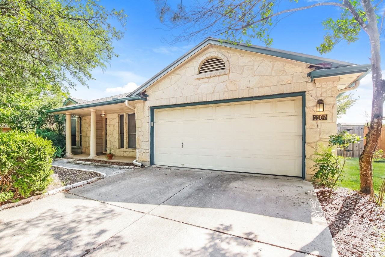 1107 Rolling Ridge Dr - Photo 3 of 16