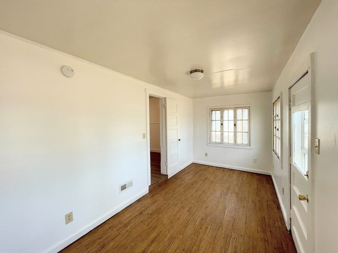 422 Walker St - Photo 3 of 17