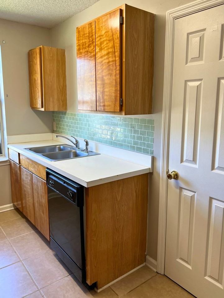410 Admirals Walk Dr - Photo 5 of 17