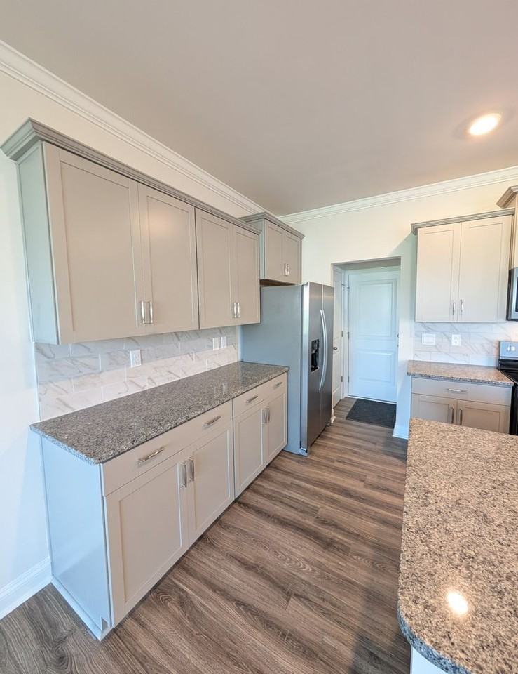 323 Creekview Rd - Photo 4 of 23