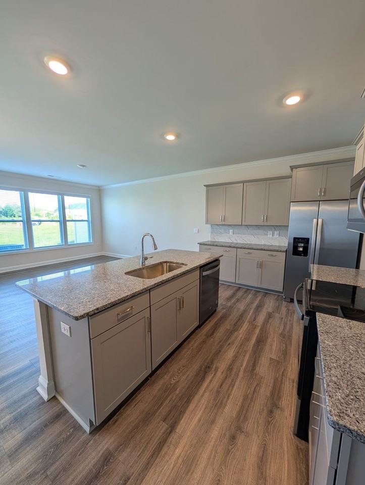 323 Creekview Rd - Photo 6 of 23