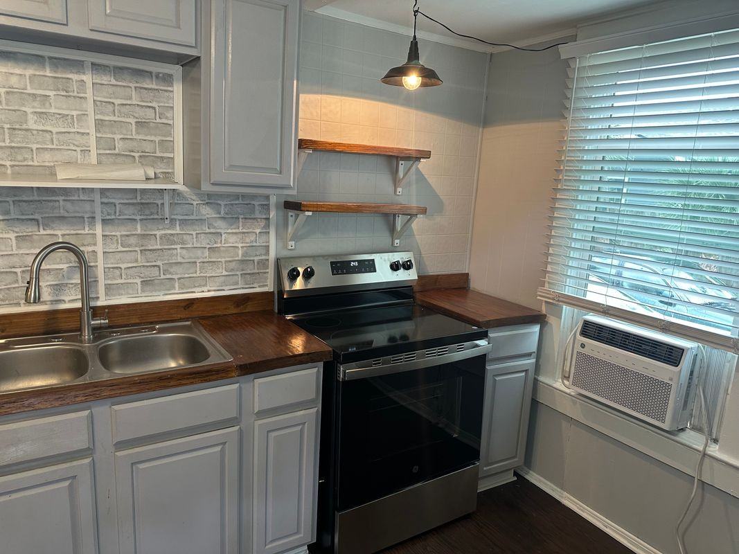 1515 Palm Ave - Photo 2 of 11