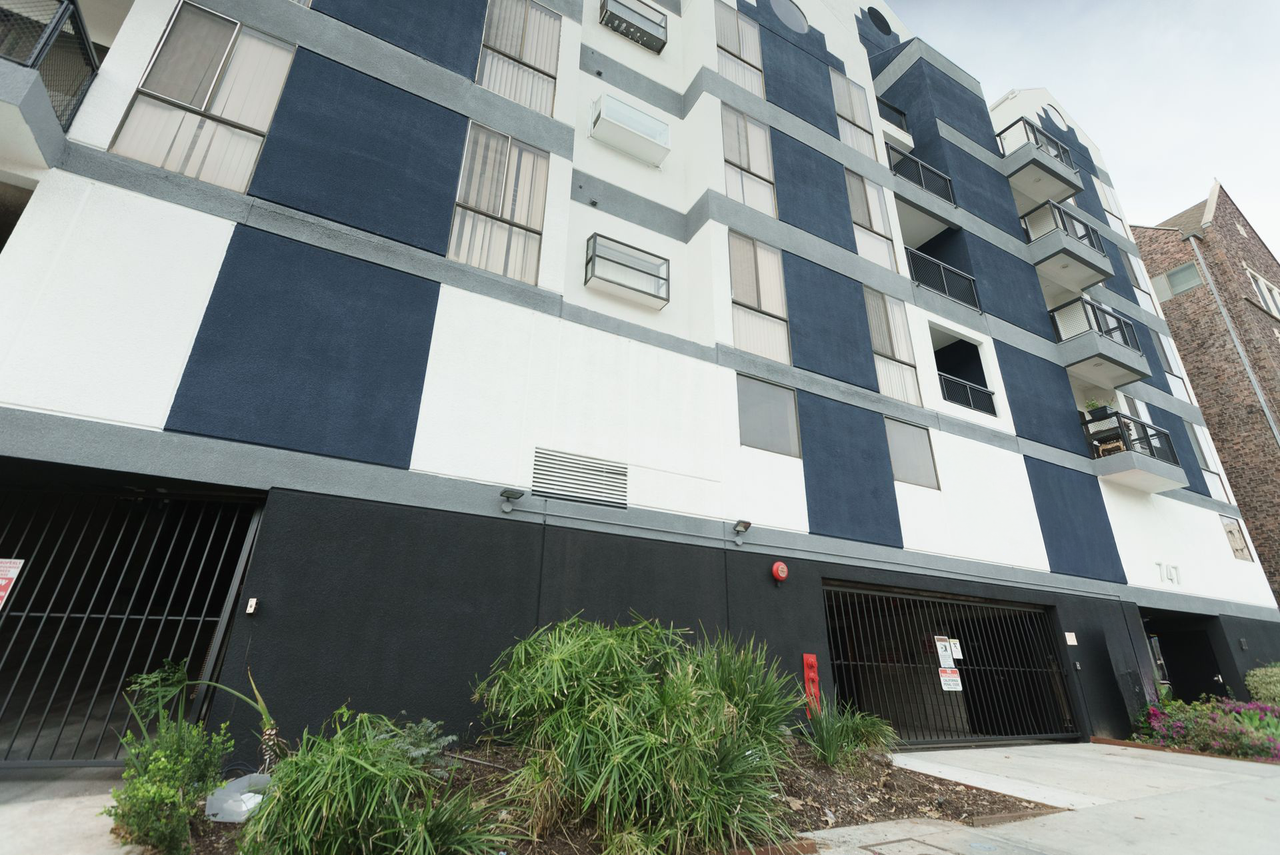 747 Gayley Ave - Photo 2 of 33