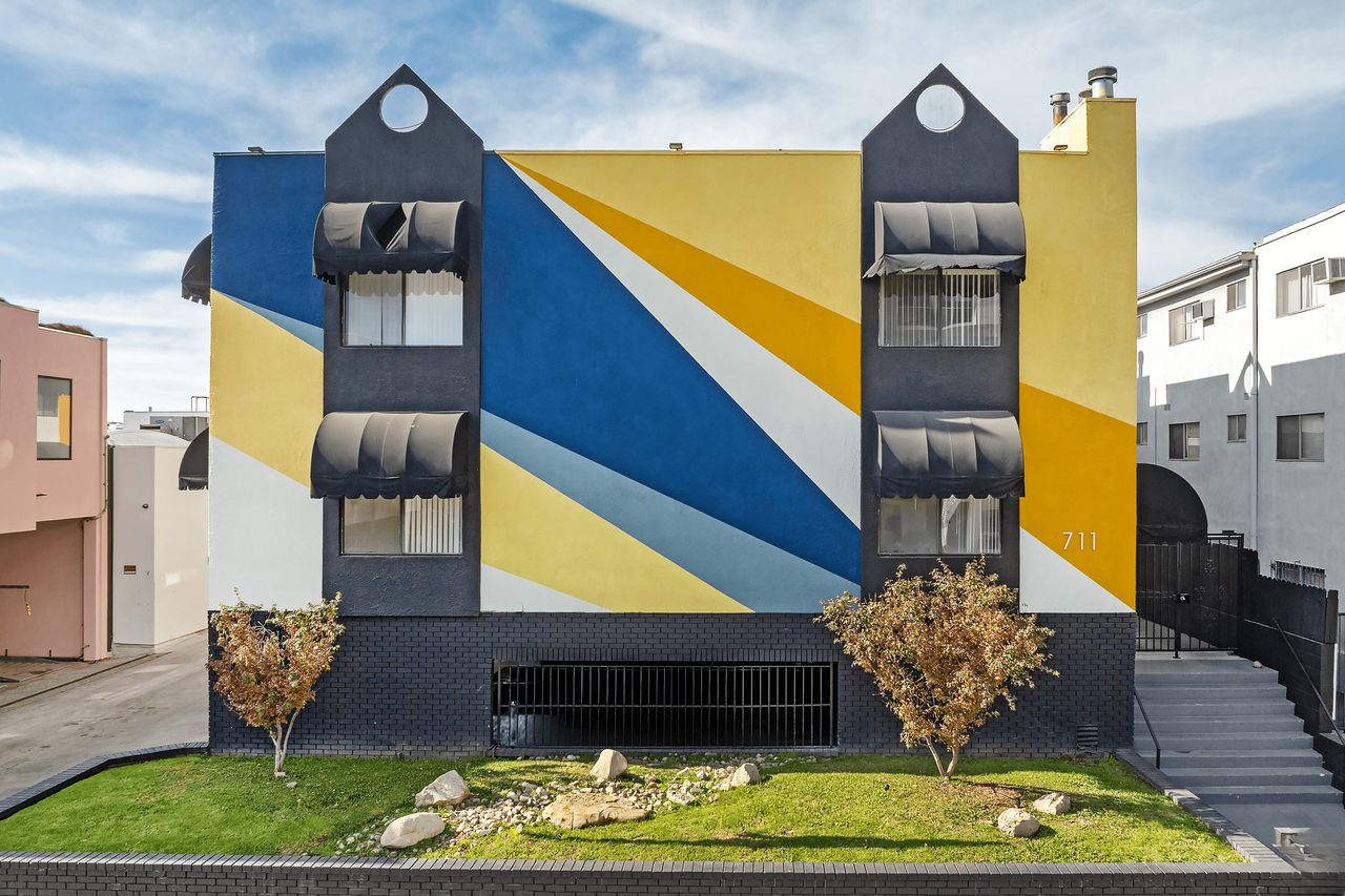 711 N. Sweetzer Ave - Photo 6 of 10