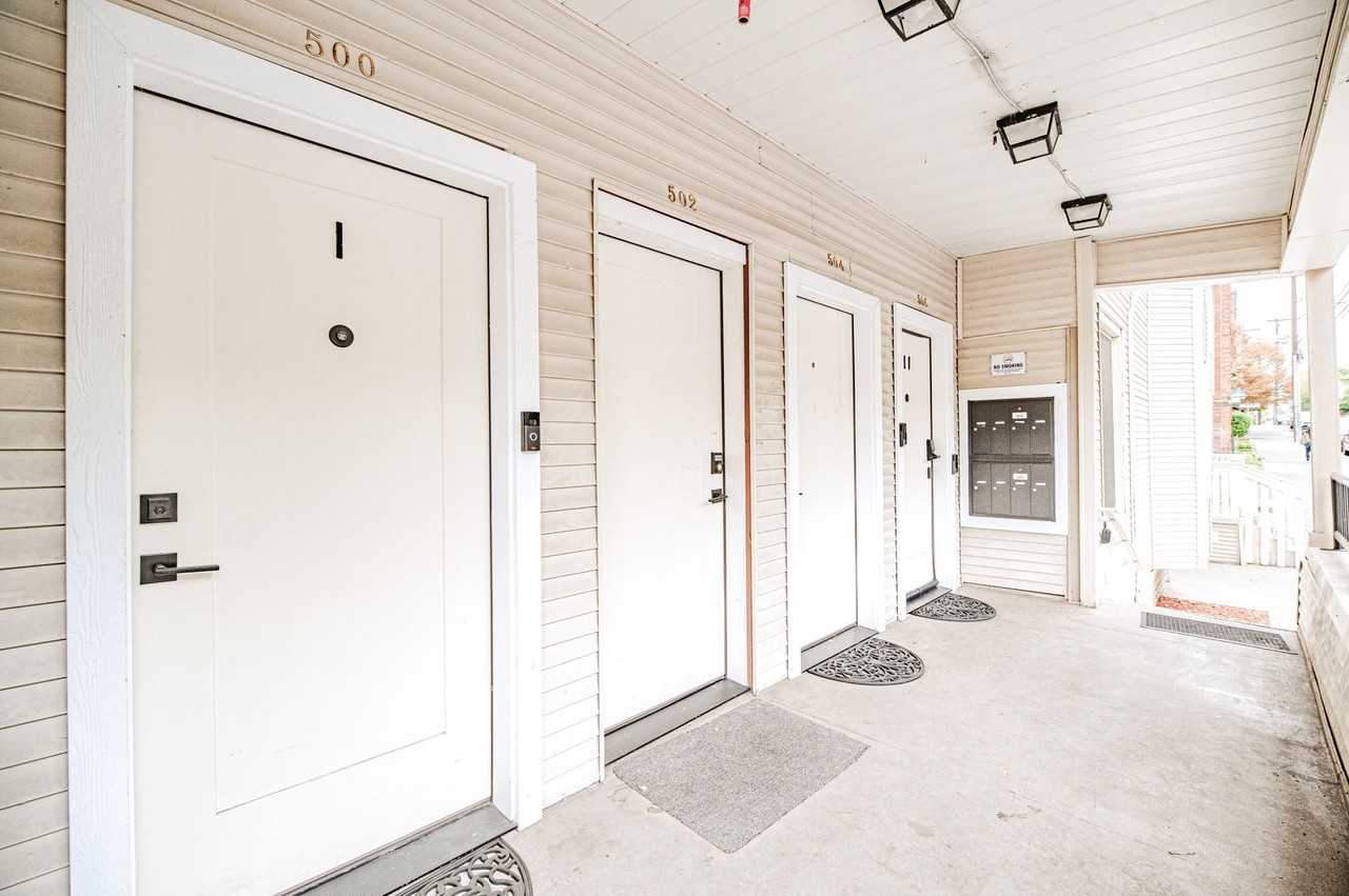 East Union Apartments | Updated Homes Steps from Pike/Pine - Photo 2 of 4