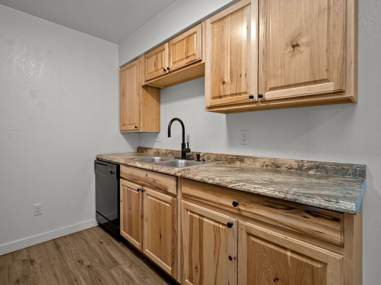1535 Poplar Dr #22 - Photo 4 of 17