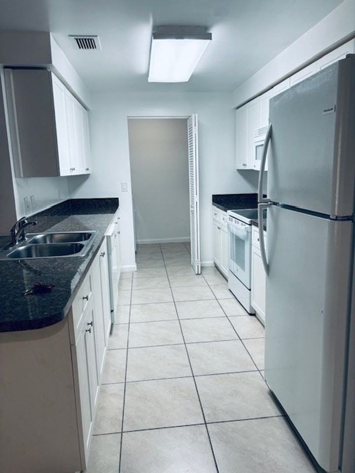 The Mirage Apartments - Photo 5 of 33