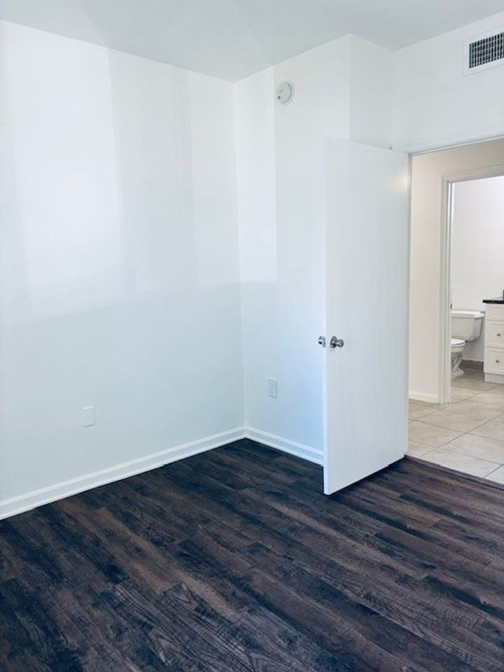 The Mirage Apartments - Photo 7 of 33