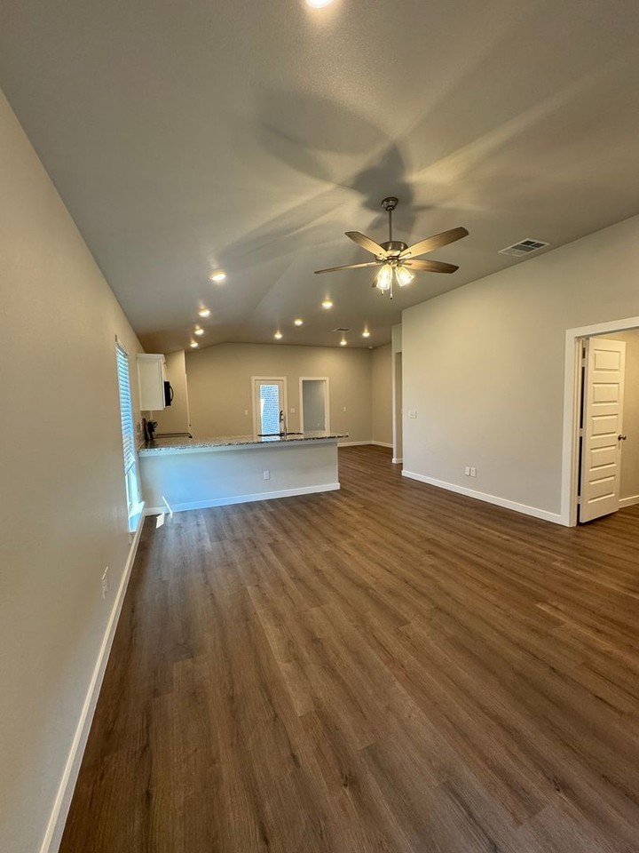 3002 Buckthorn Dr - Photo 4 of 17