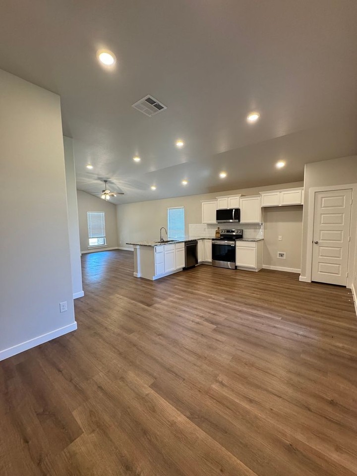 3002 Buckthorn Dr - Photo 5 of 17