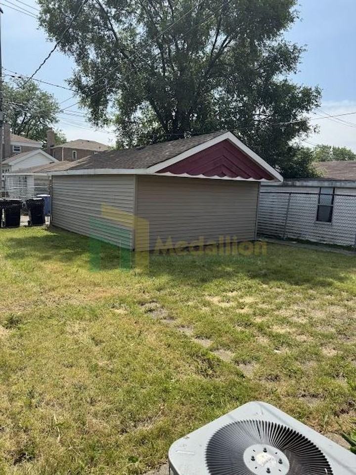 10511 S King Dr - Photo 2 of 34