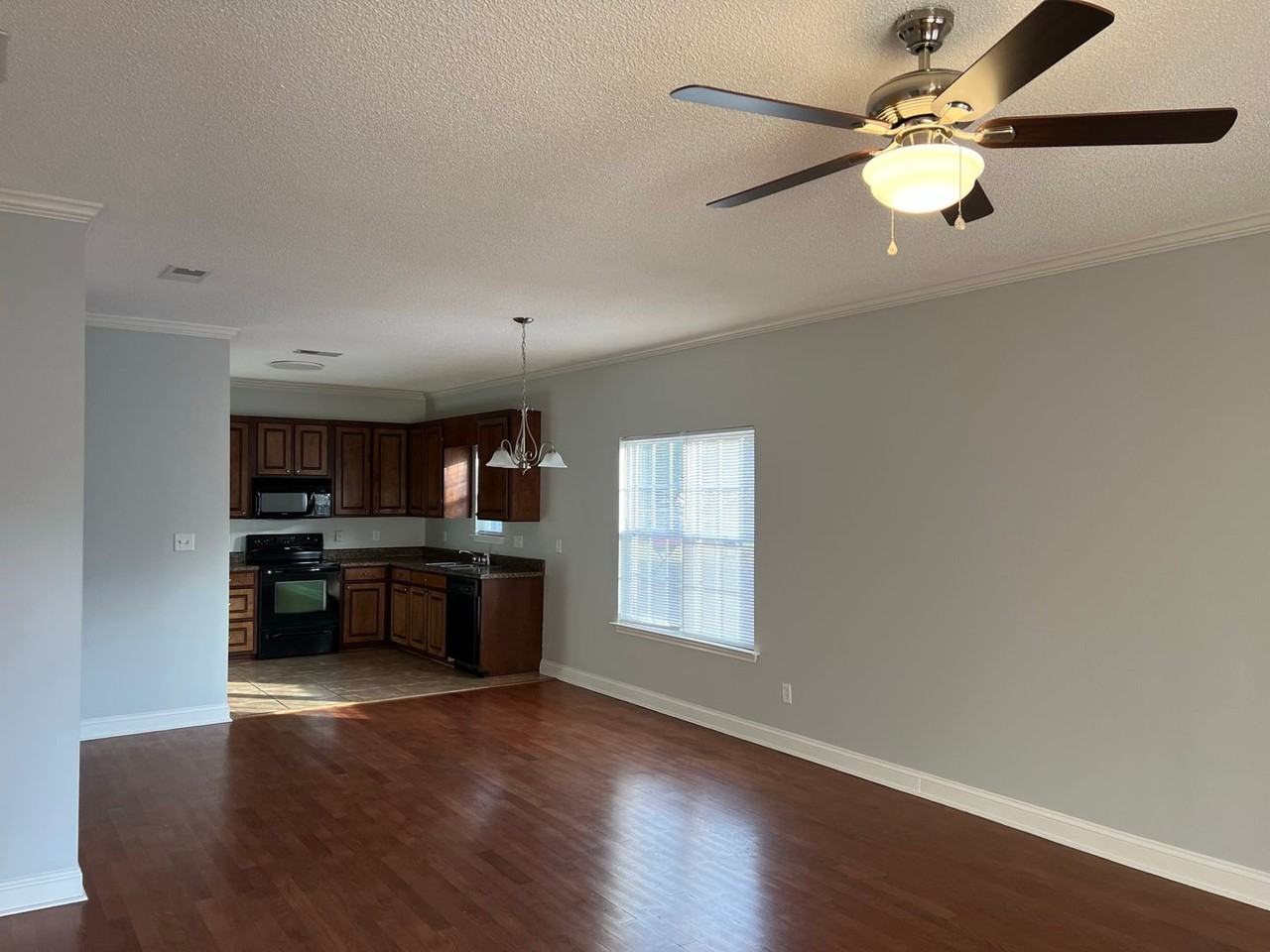 146 Mayfield Dr - Photo 3 of 10