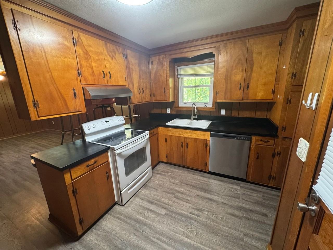 100 Jaeckel St - Photo 2 of 17