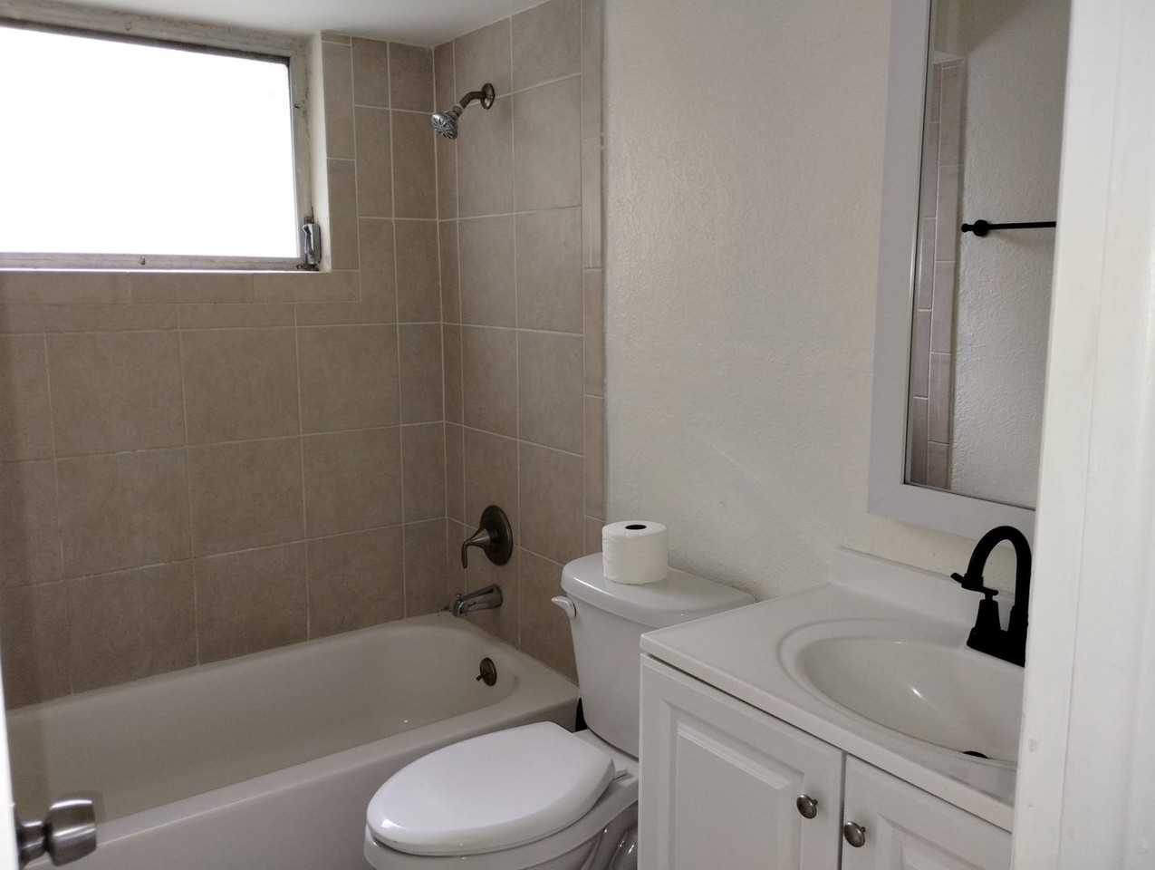 7404 Windsor St - Photo 2 of 4