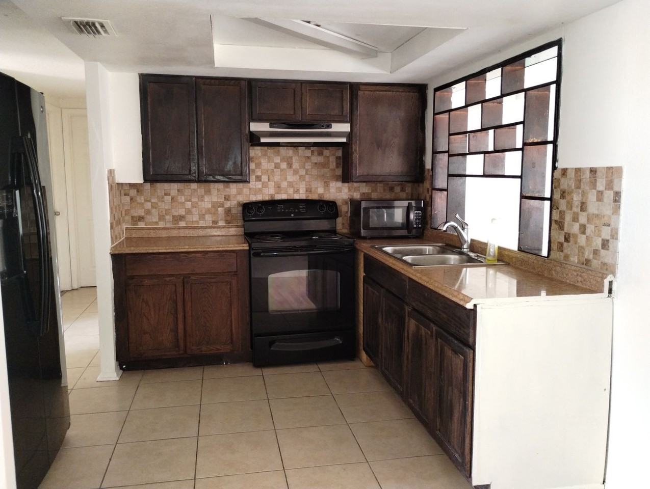 7404 Windsor St - Photo 3 of 4