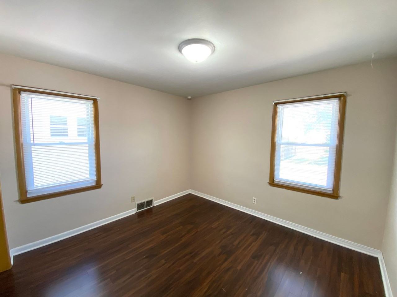 2325 West Kellogg Avenue - Photo 4 of 6