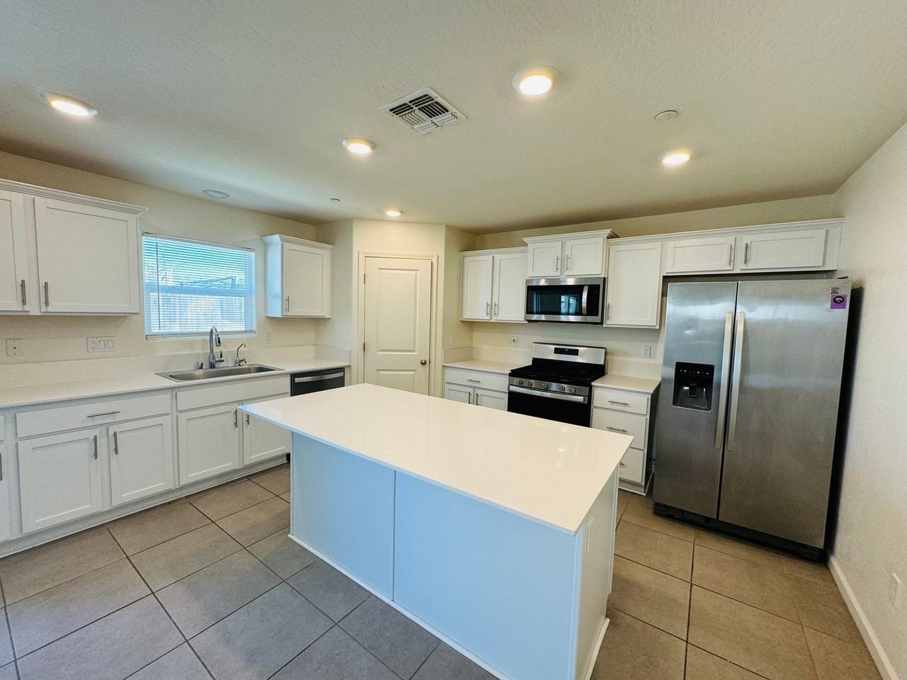 1809 Columbia Dr - Photo 2 of 19