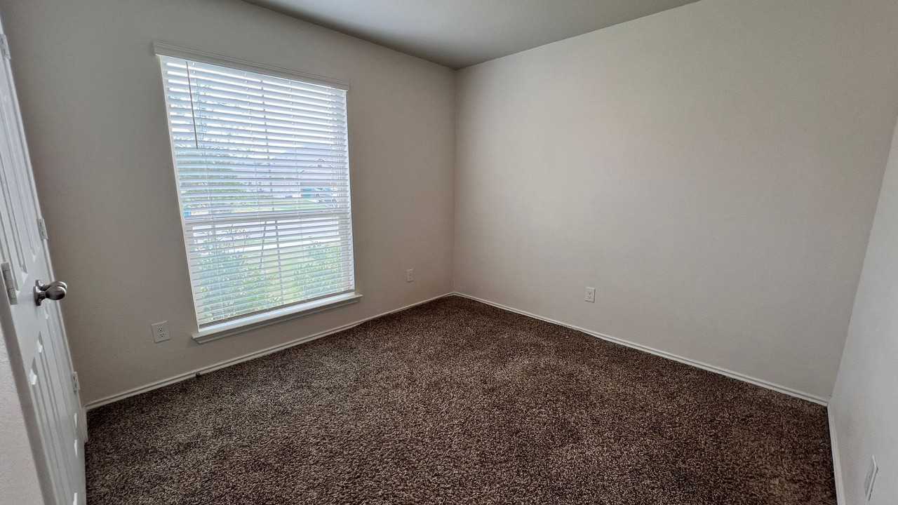 2426 Elba Dr - Photo 5 of 34