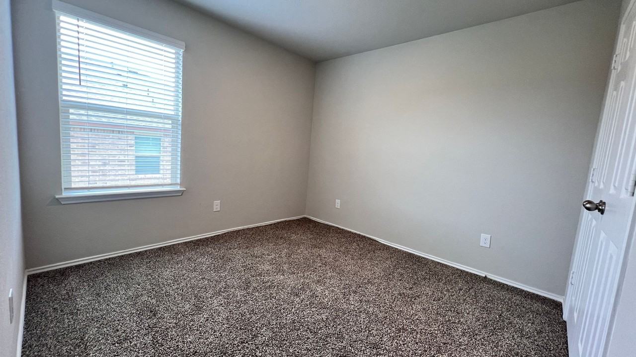2426 Elba Dr - Photo 6 of 34