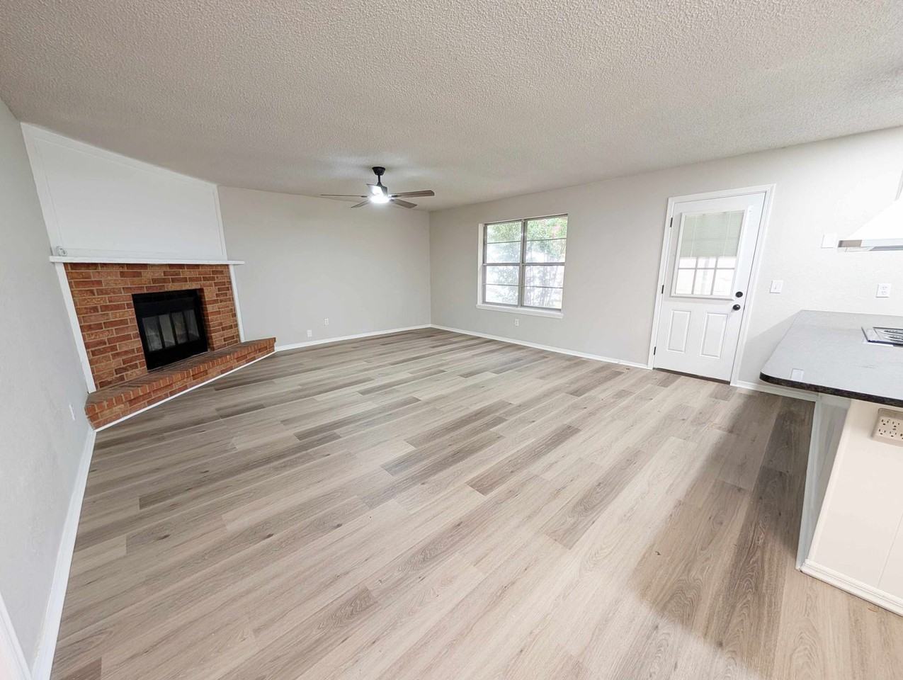 1609 Ne 4th St - Photo 3 of 19