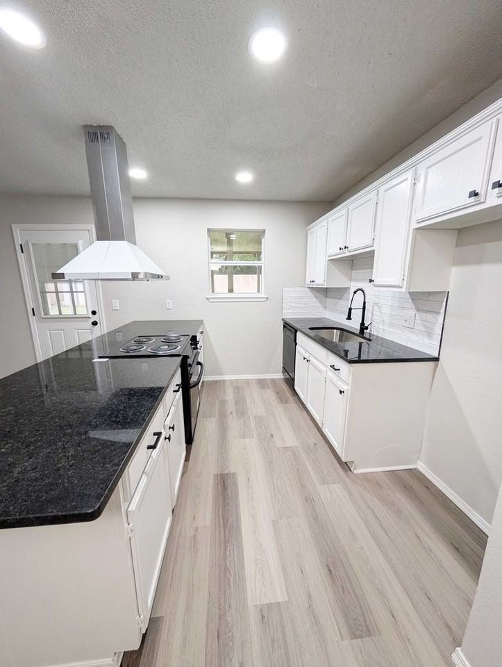 1609 Ne 4th St - Photo 7 of 19