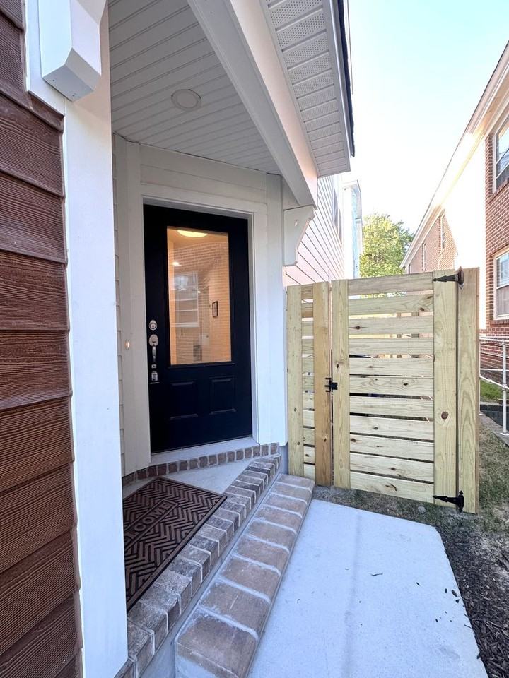404 34th St #B - Photo 2 of 36