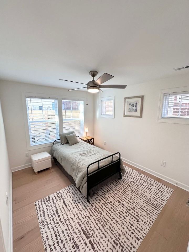 404 34th St #B - Photo 4 of 36