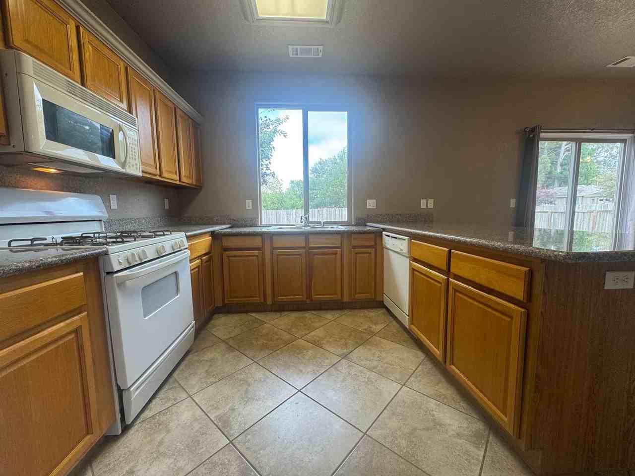 7 Shadowbrook St - Photo 7 of 32