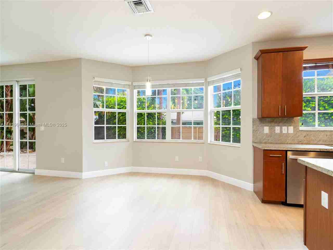 2028 Sw 16th Ter - Photo 2 of 12