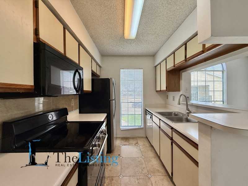 8724 Mallard Reserve Dr - Photo 7 of 32