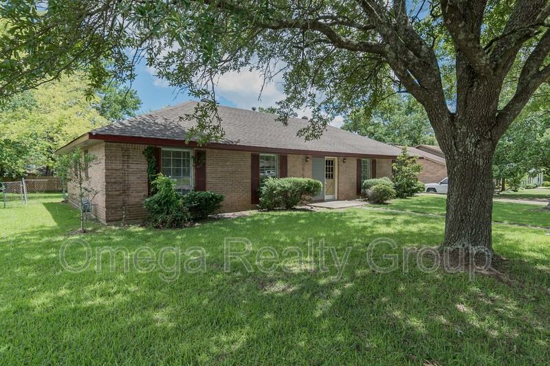 3537 Foxhall Dr - Photo 2 of 48