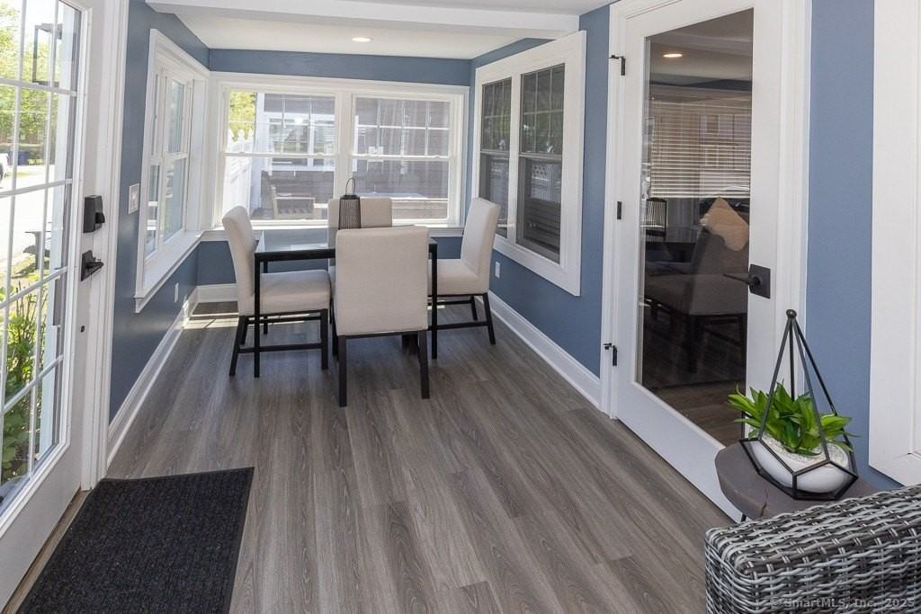 55 Swan Ave - Photo 3 of 40