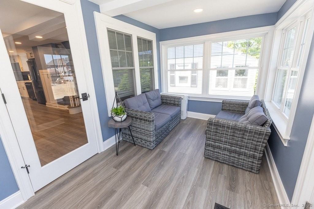 55 Swan Ave - Photo 5 of 40