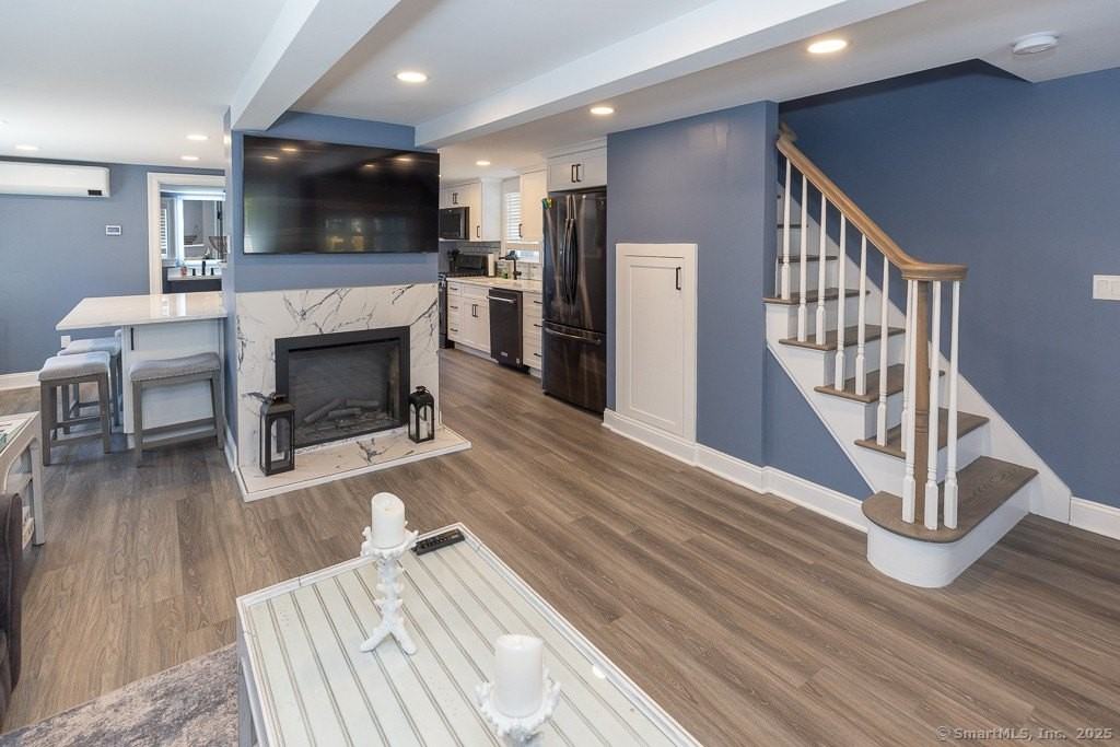 55 Swan Ave - Photo 6 of 40